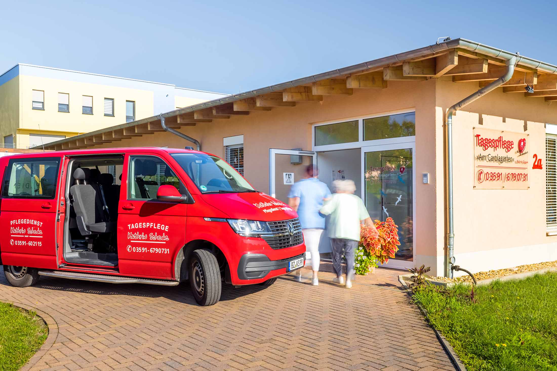 Ankunft an der Tagespflege: Unser Fahrdienst bringt einen Gast zur Eingangstür